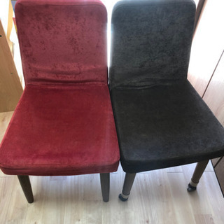椅子　二脚　赤と茶色