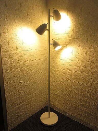 中古 Ss2236フロアランプスタンドライト3灯ホワイトスチール製照明スリム間接照明インテリア白ニトリ リビング館 白石店 白石の照明器具の中古あげます 譲ります ジモティーで不用品の処分