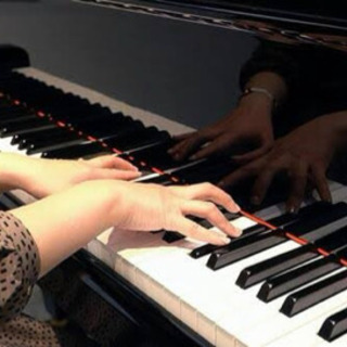 プロのピアニストが無料でポップスピアノレッスンします。