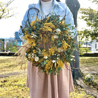 受注制作ミモザユーカリに白いお花を飾ったリース