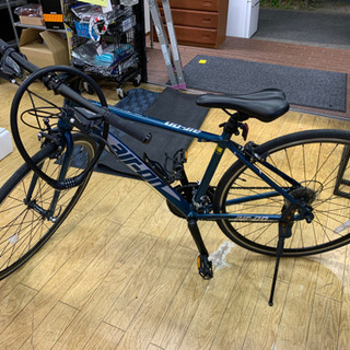 早い者勝ち　サカモト　air on クロスバイク Amazon | サカモトテクノ「クロスバイクエアーオン430mm」 21段
