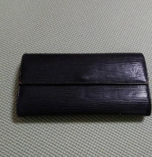 ルイヴィトンのエピ黒長財布