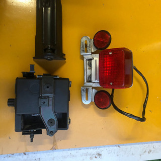 SR 400 純正シートサイドカバー、テールランプ、エアークリーナー