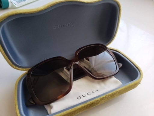 Gucci サングラスとセーター