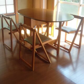 木製の折り畳み式テーブルとイス四脚セット