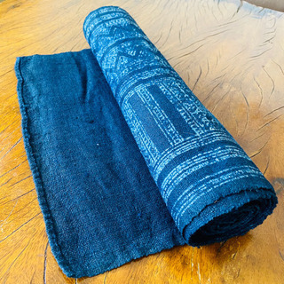モン族の反物。手織り、藍染、麻