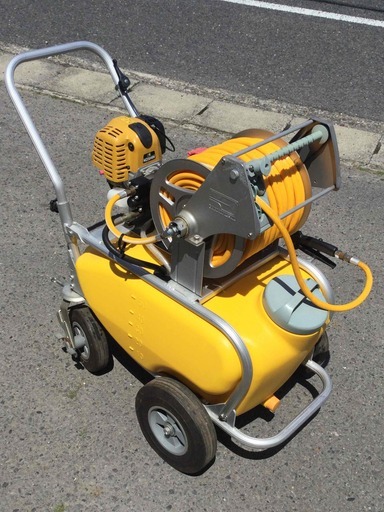 中古 噴霧器 エンジン式　　幅５５　奥行１０１　高さ８６ （ｃｍ）エンジン式噴霧器 ５０Ｌ タンク ５０ｍ ホース キャリー付き ガーデンスプレー