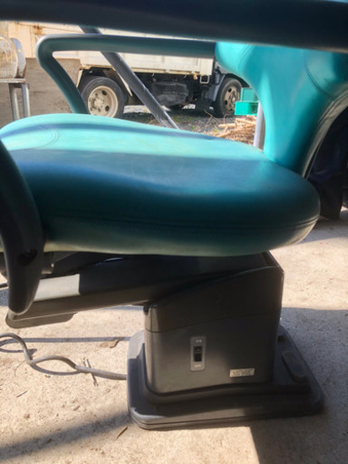 タカライス、美容室の電動で上下するイスです。