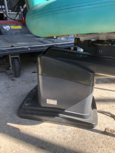 タカライス、美容室の電動で上下するイスです。