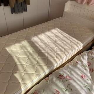 【ネット決済】セミシングルベッド　削り出し木目調塗装　白に近いク...