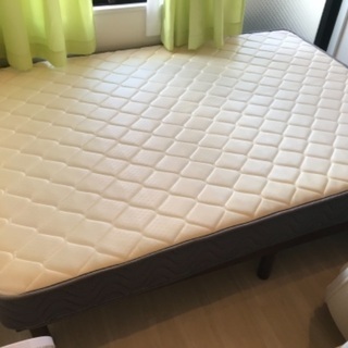ダブルサイズ　ベッドマットレスとベッドのフレーム