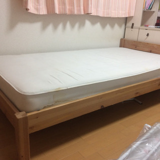 シンプルなシングルベッド 