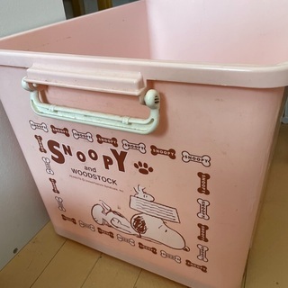 スヌーピー のピンクのプラスチックケース押し入れサイズ