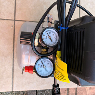 美品 オイルレス エアーコンプレッサー