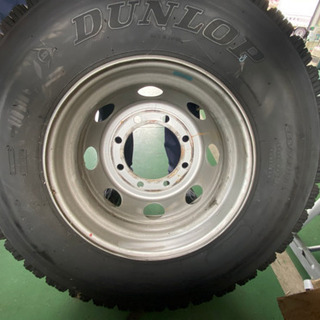 保管整理の為ほぼ未使用に近いトラックタイヤ セットをお安く譲渡致します