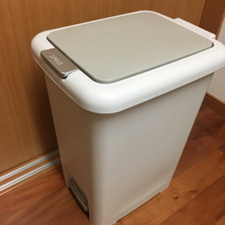 ペダル式　フタ付きゴミ箱