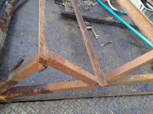 サクッと小屋をつくりた時こういう出来合いの屋根があれば同じ長さの木材や鉄パイプを四本たてるだけでｏｋ ｄｉｙ 屋根材鉄骨骨組み Sak 郵送代引可能 北杜のその他の中古あげます 譲ります ジモティーで不用品の処分