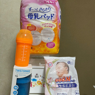 哺乳瓶、哺乳瓶消毒ケース、母乳パッド、新生児用オムツ1枚