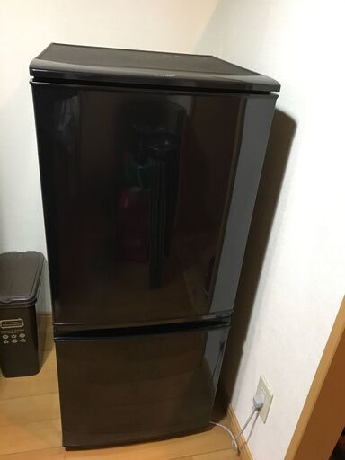 2016年購入 シャープ製冷蔵庫（黒）　137L