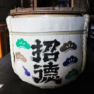 飾り用の酒樽・飾り台（京都：招徳酒造）