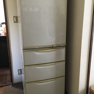 冷蔵庫です！引っ越しの為いらなくなりました。