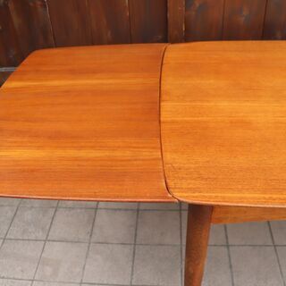 デンマークより入荷したチーク材を使用した伸長式ダイニングテーブルです。北欧家具らしい丸みを帯びたシンプルなデザインのヴィンテージのエクステンションテーブル。来客やパーティーなどでも活躍します♪