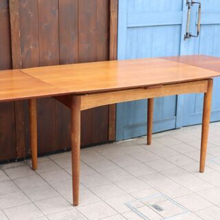 デンマークより入荷したチーク材を使用した伸長式ダイニングテーブルです。北欧家具らしい丸みを帯びたシンプルなデザインのヴィンテージのエクステンションテーブル。来客やパーティーなどでも活躍します♪