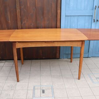 デンマークより入荷したチーク材を使用した伸長式ダイニングテーブルです。北欧家具らしい丸みを帯びたシンプルなデザインのヴィンテージのエクステンションテーブル。来客やパーティーなどでも活躍します♪