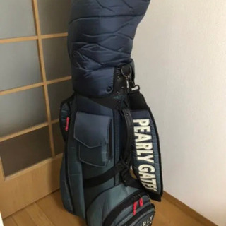 パーリーゲイツのゴルフクラブバック、キッチンで調理中の様子での様子