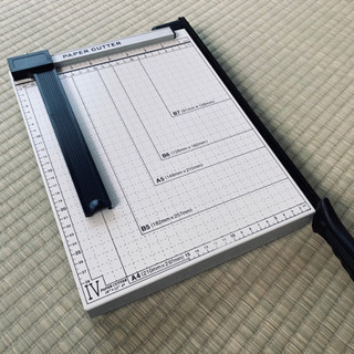 裁断機：ペーパーカッター