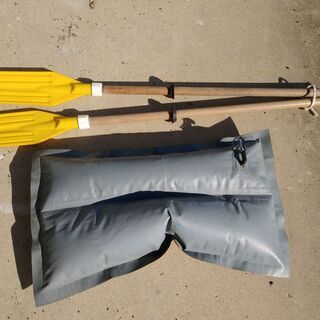 格安中古短期使用　ゴムボート　４人用　Ａ、ＴＯＹＯ・ゴム製、　グレー色、ｗ２７５ｃｍ、ｄ　係留ロープ・オール付　底部シート張補強品。全２台