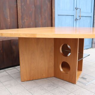 ACTUS(アクタス)取り扱いのあるドイツのブランドTECTA(テクタ)社のM21 ダイニングテーブル/ウォールナット材です。変形タイプの天板は大人数の使用にも最適な食卓。バウハウス