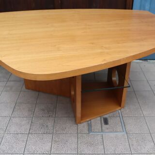 ACTUS(アクタス)取り扱いのあるドイツのブランドTECTA(テクタ)社のM21 ダイニングテーブル/ウォールナット材です。変形タイプの天板は大人数の使用にも最適な食卓。バウハウス