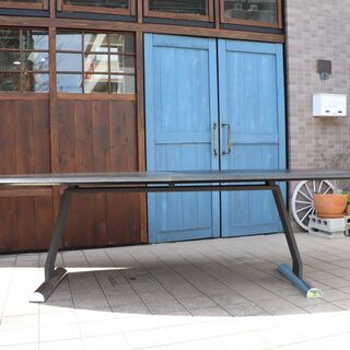 IDC OTSUKA(大塚家具)取り扱いのあるドイツのメーカーRonald Schmitt(ロナルドシュミット)のレザートップ ダイニングテーブルです。大型タイプはオフィスのミーティングテーブルにも♪