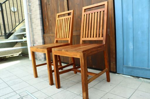 チーク材の天然木だけを扱う家具専門店SCANTEAK(スキャンティーク)のチーク無垢材を使用したダイニングチェアー2脚セットです。シンプルなデザインと温かみのある優しい印象の木製椅子♪