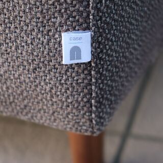 イギリスCASE社のMatthew Hilton(マシュー・ヒルトン)デザインMOULTON 3人掛けソファ。ボタンがアクセントのミッドセンチュリーデザインのトリプルソファはブルックリンスタイルに。