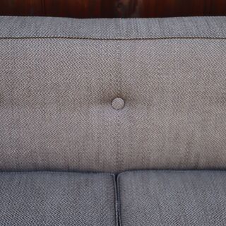 イギリスCASE社のMatthew Hilton(マシュー・ヒルトン)デザインMOULTON 3人掛けソファ。ボタンがアクセントのミッドセンチュリーデザインのトリプルソファはブルックリンスタイルに。