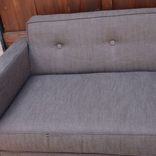 イギリスCASE社のMatthew Hilton(マシュー・ヒルトン)デザインMOULTON 3人掛けソファ。ボタンがアクセントのミッドセンチュリーデザインのトリプルソファはブルックリンスタイルに。