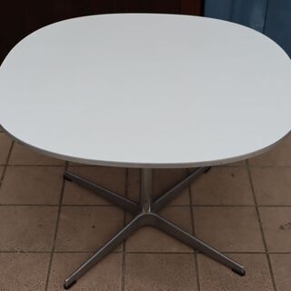 Fritz Hansen(フリッツハンセン)社の希少なA202 4スターベース スーパー円テーブル/ホワイトラミネートです！デンマークらしいシンプルなカフェテーブルはサイドテーブルとしても♪