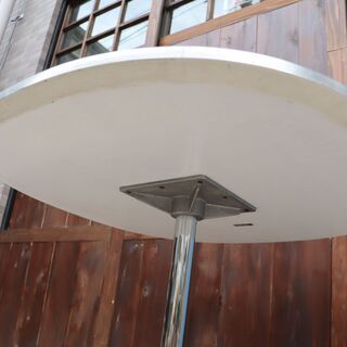 Fritz Hansen(フリッツハンセン)社の希少なA202 4スターベース スーパー円テーブル/ホワイトラミネートです！デンマークらしいシンプルなカフェテーブルはサイドテーブルとしても♪