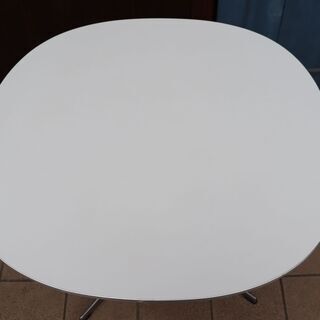 Fritz Hansen(フリッツハンセン)社の希少なA202 4スターベース スーパー円テーブル/ホワイトラミネートです！デンマークらしいシンプルなカフェテーブルはサイドテーブルとしても♪