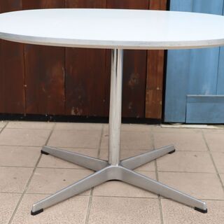 Fritz Hansen(フリッツハンセン)社の希少なA202 4スターベース スーパー円テーブル/ホワイトラミネートです！デンマークらしいシンプルなカフェテーブルはサイドテーブルとしても♪