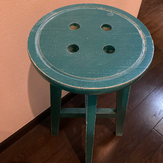 ボタンデザインの椅子