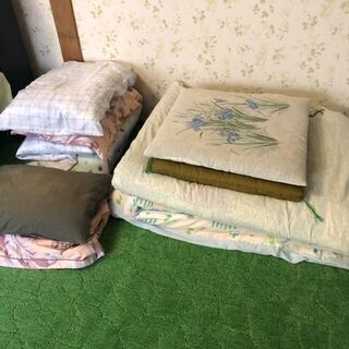 枕、座布団、布団少々、無料