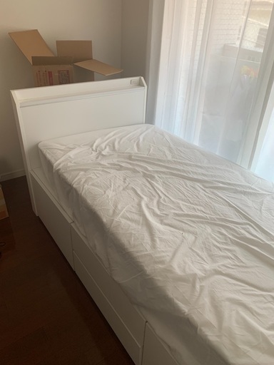 シングルベッド　と　シングルのベッドマットです。