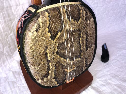 三線さんしん（蛇皮）、木製三線スダンド、爪(バチ)