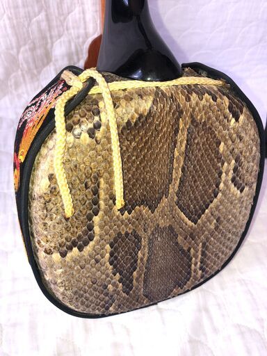 三線さんしん（蛇皮）、木製三線スダンド、爪(バチ)