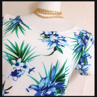 ご購入者様決定꒰INGNI꒱ハイビスカス カットソー 白青 トップス Tシャツ 爽やか 華やか