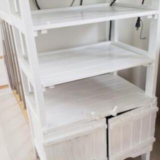 白のキッチンボード約42×60×110センチコンセント付き棚