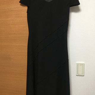 11号シンプルなブラックドレス